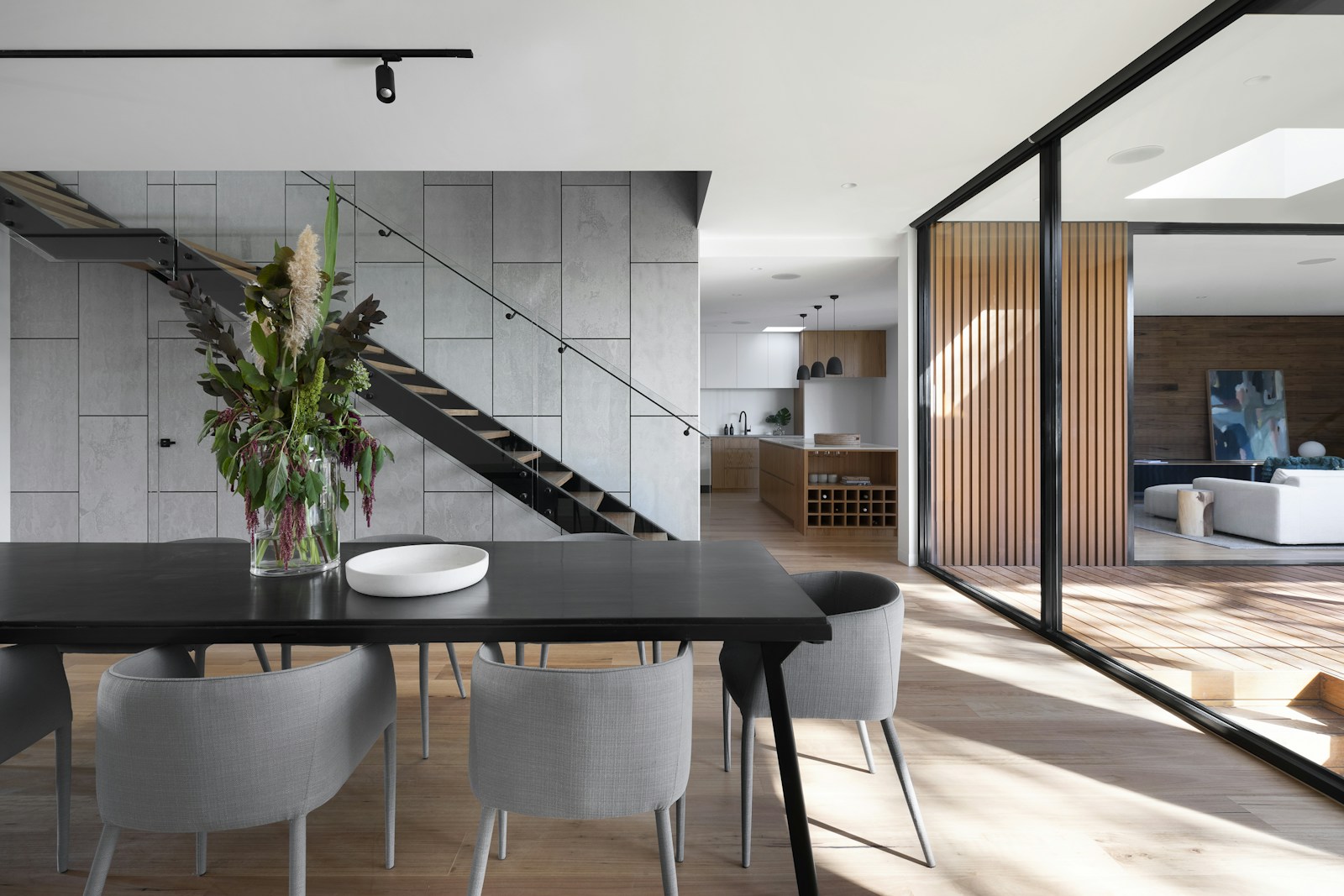 Essbereich mit Beton, Glas und Holz